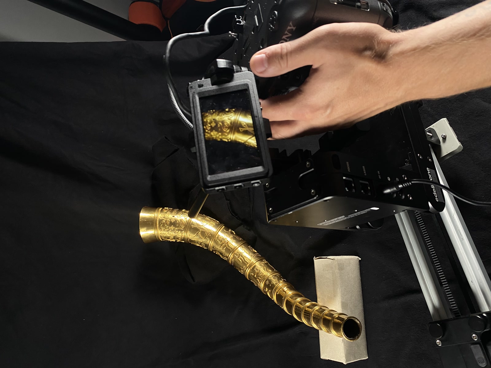 The probe lens on a slider next to the horn