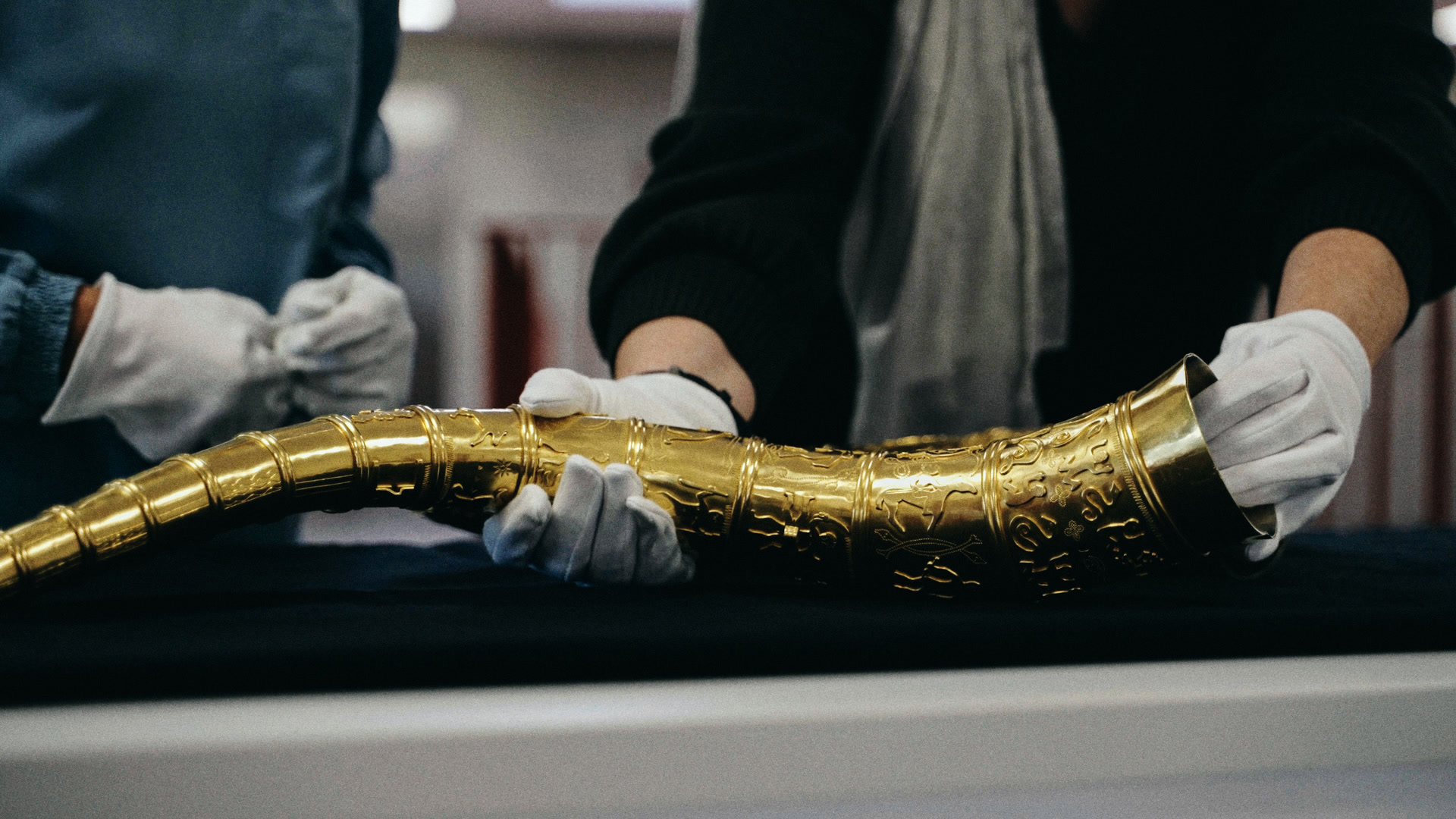 The long horn handled with white gloves