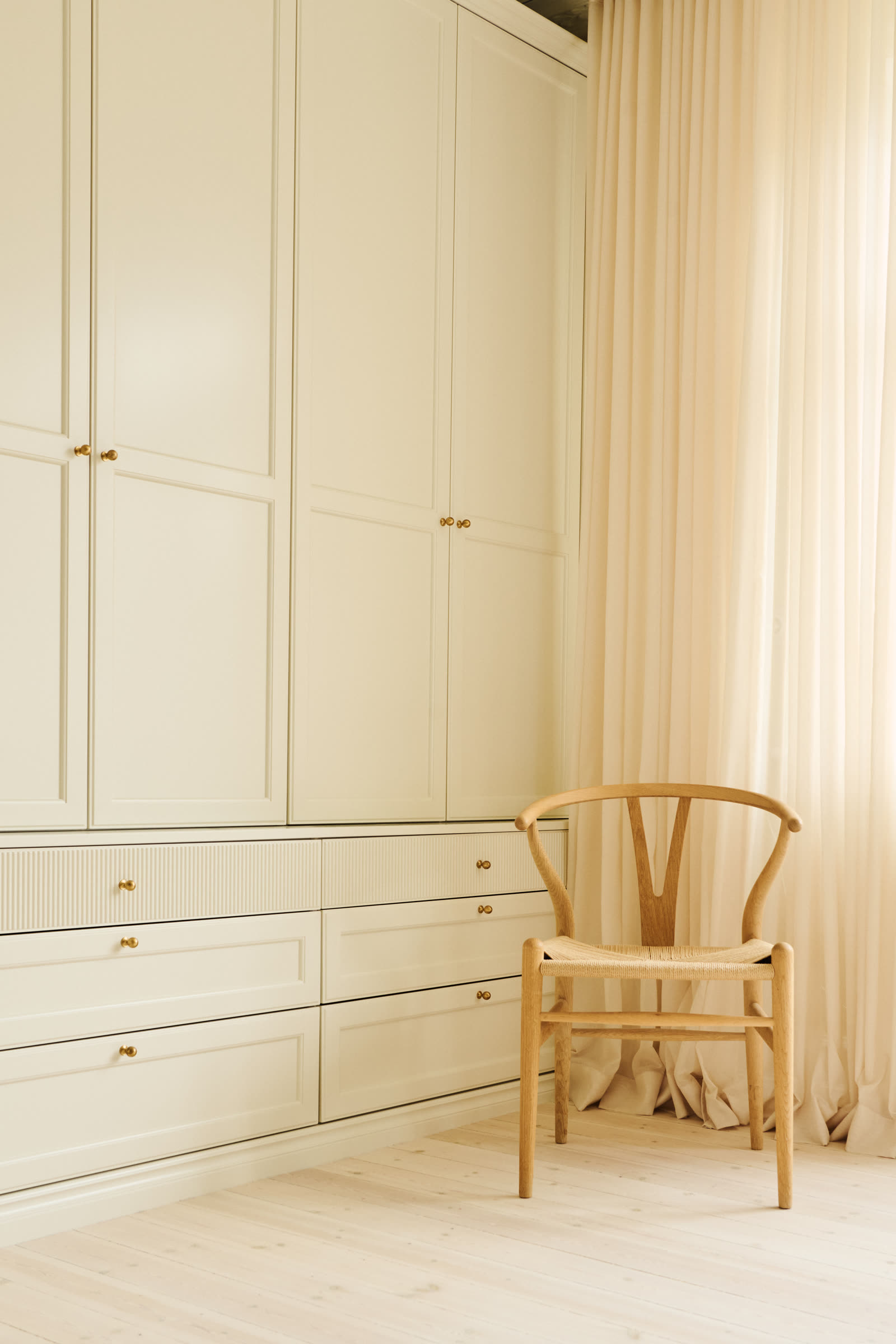 Wardrobe doors and drawers in the bedroom