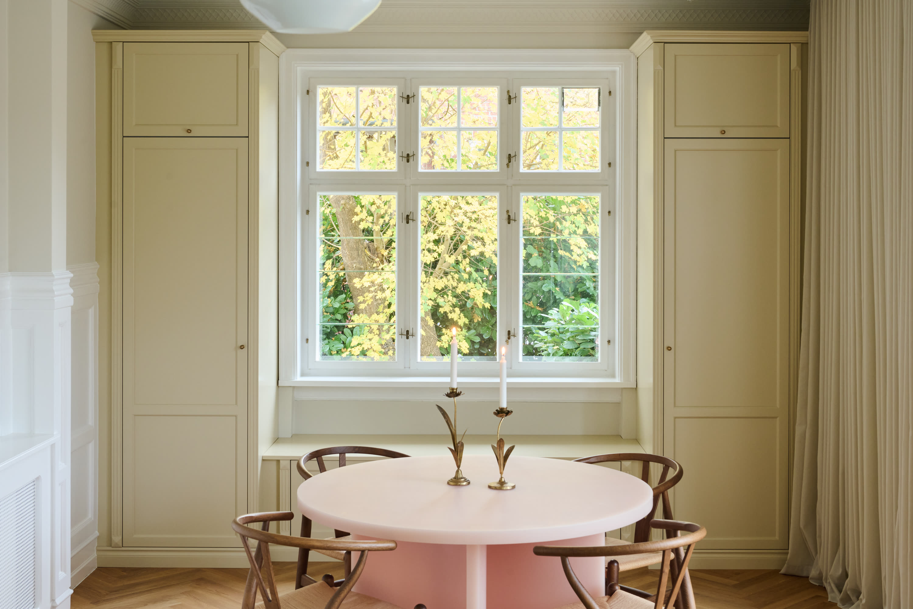 The dining room with built-in cupboards around the window
