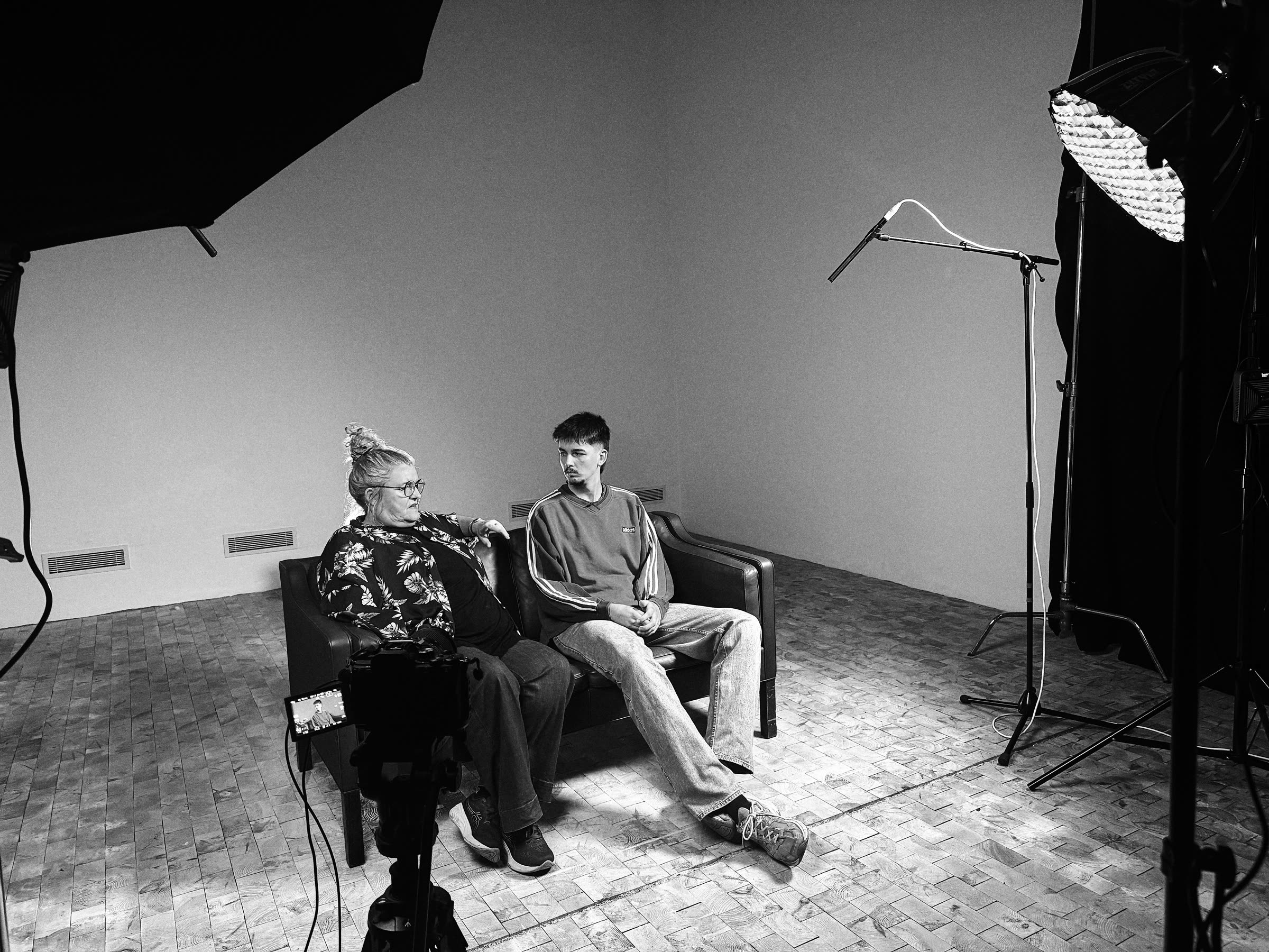 Two participants on the sofa during the shoot